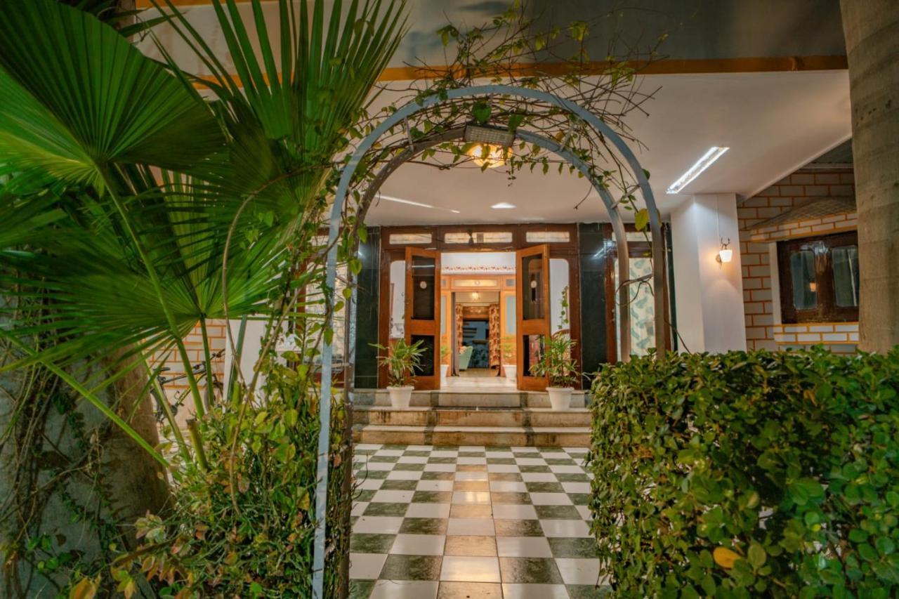 Hotel Ambavgarh Palace Удайпур Экстерьер фото