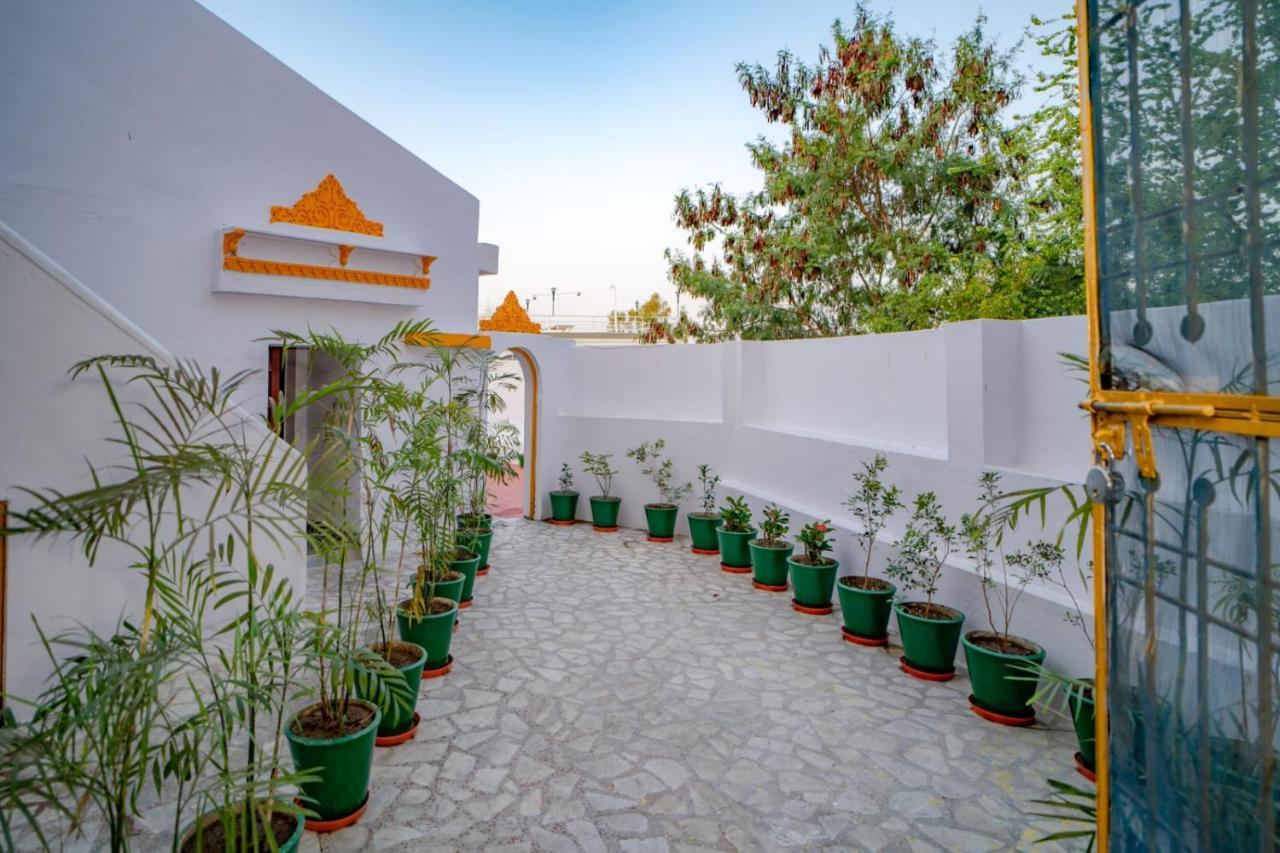 Hotel Ambavgarh Palace Удайпур Экстерьер фото